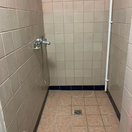 Kwatera Przed Remontem Bez Zlewu W Czesci Kuchennej Lazienka Sprawna Ale Przed Remontem Gdynia