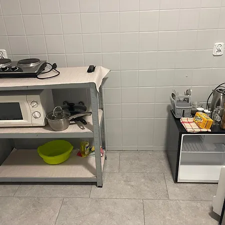 Kwatera Samodzielna- Lazienka Sprawna Ale Przed Remontem, Sypialnia Kuchnia, Toaleta, Bezplatny Parking
