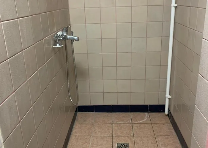 Kwatera Przed Remontem Bez Zlewu W Czesci Kuchennej Lazienka Przed Remontem Gdynia