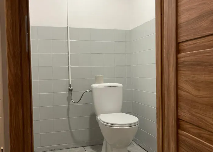 Homestay Kwatera Przed Remontem Bez Zlewu W Czesci Kuchennej Lazienka Przed Remontem *